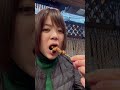 新宿の思い出横丁で鰻串デビューを果たす女/鰻 カブト
