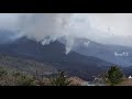 Cumbre Vieja volcano emitting smokes as a steam train, and lava flowing out at its foothills!🌋