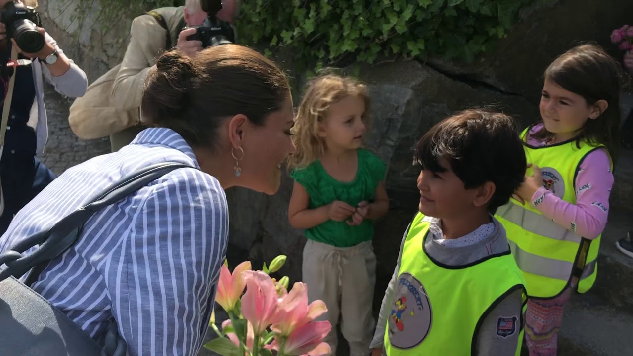 Kronprinsessan Victoria överraskades av förskolebarn i Simrishamn