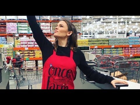 jennifer-garner-was-spotted-handing-out-kid-friendly-smoothie-samples-at-costco---us-news
