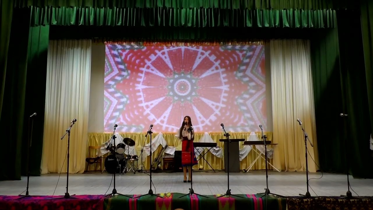 Солістка народного вокального ансамблю Романіцєлє  Яна Хаджіу   Lăutare zii din strună