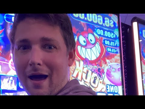 Wyndham Garden Niagara Falls Fallsview | Best Niagara Falls Fallsview Hotel? | Room Tour & Review