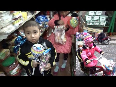 Video Bé Đi Mua Kẹo Mút Khổng Lồ _ Bé đạp xe đạp đi mua kẹo... - youtube