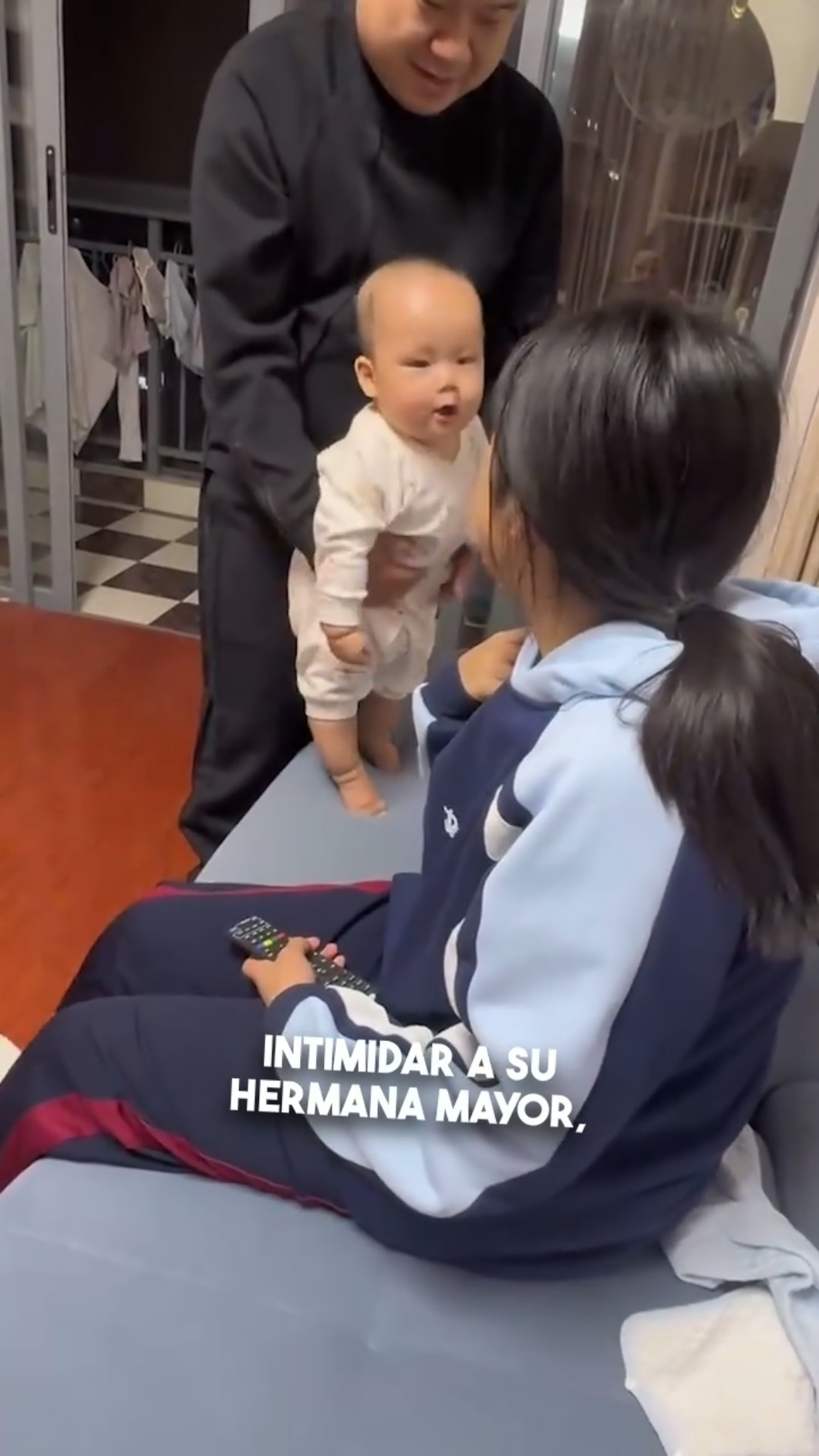 De tímido a valiente en un segundo… ¡Mira cómo lo hace! ??