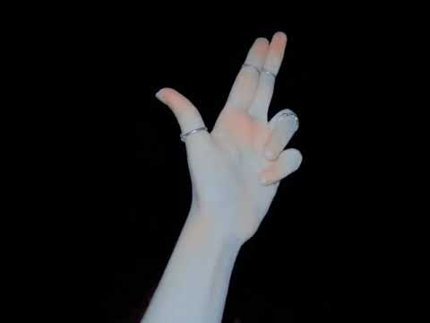 حركات أصابع مع أغنية جميلة