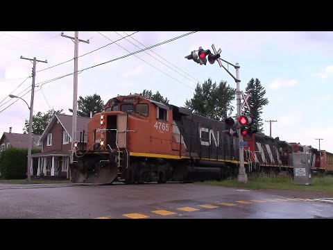 CN 556:NB avec CN 4765 a Desbiens/Qc 21 juillet 2022