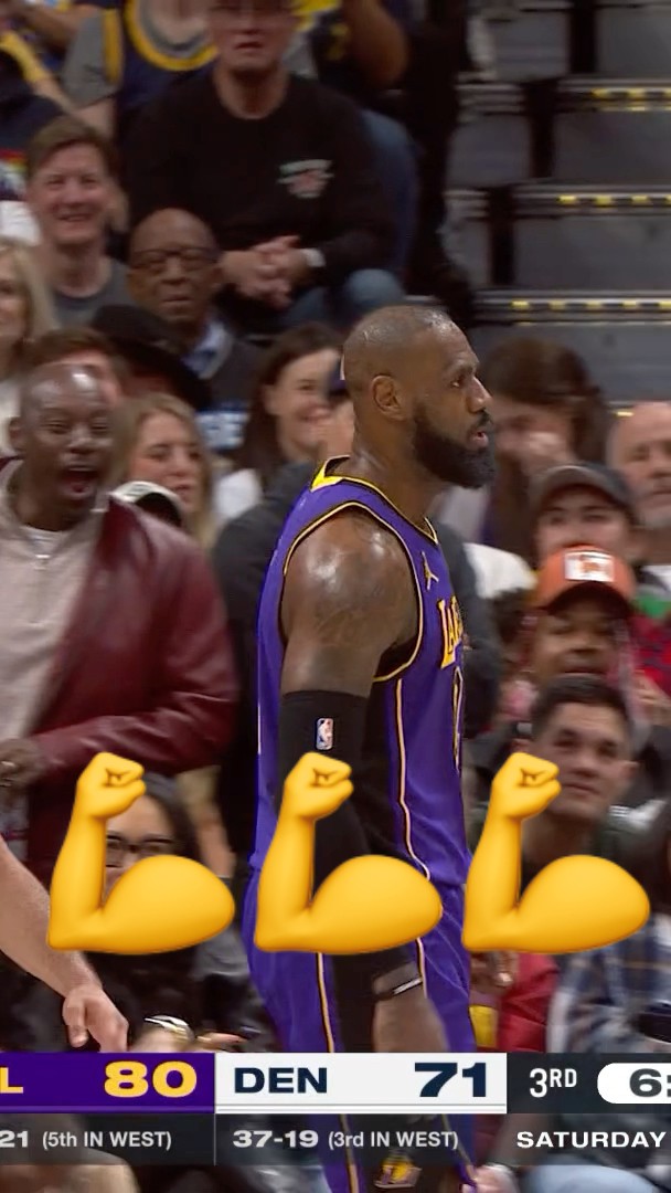 Reaves behind-the-back ➡️ LeBron AND-ONE!