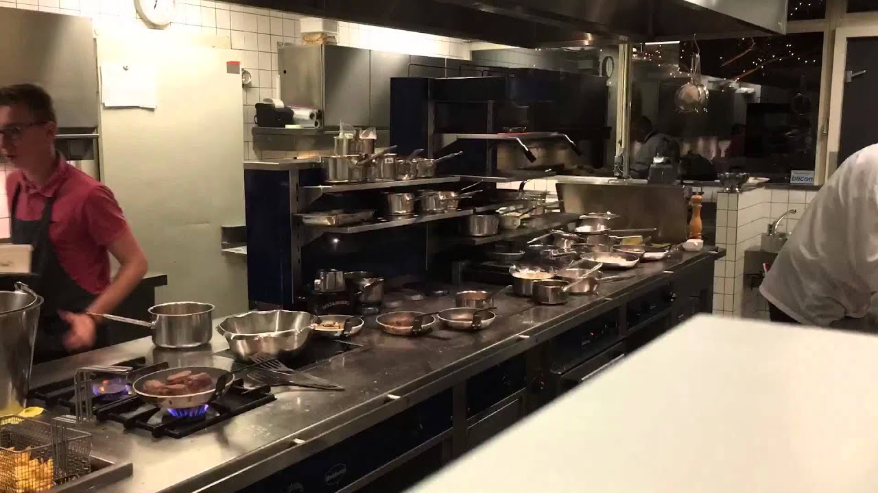 De piek van een diner op vrijdagavond bij De eetkamer in Goirle ... De piek van een diner op vrijdagavond bij De eetkamer in Goirle ...