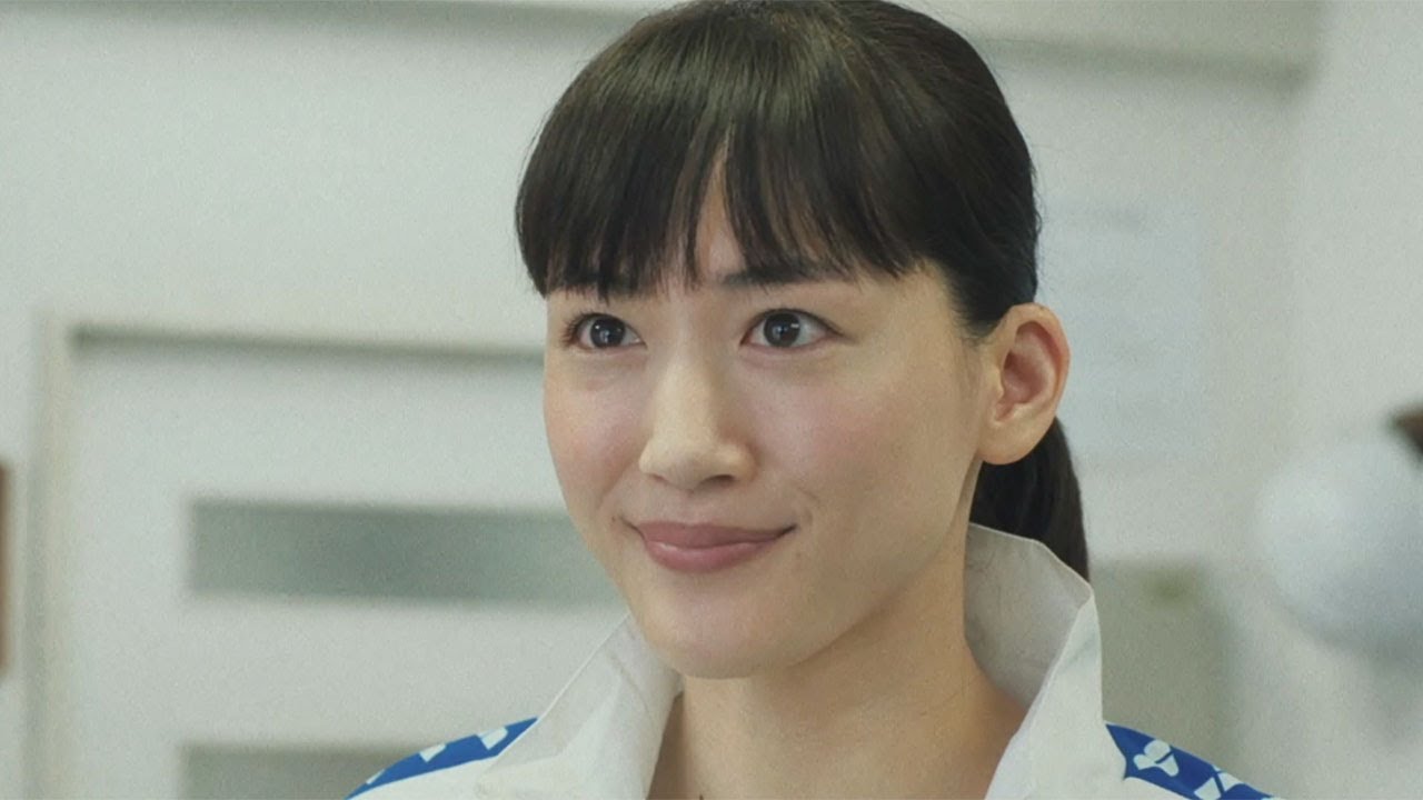 強引な綾瀬はるかに長谷川博己はタジタジ ついには水着姿に 映画 はい 泳げません 水泳教室入会シーン Youtube