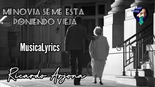 Miniatura de vídeo de "Ricardo Arjona Mi Novia Sé Me Está Poniendo Vieja Ricardo Arjona Vídeo Lyrics (Letra y Música) 2020"