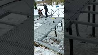 Установка пирса на винтовых сваях в Псковской области #стройка #пирс  #сваи