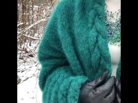 Вязаное мохеровое пальто спицами