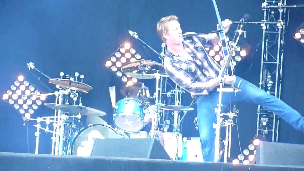 Them Crooked Vultures Spinning in Daffodils Rock Werchter 2010