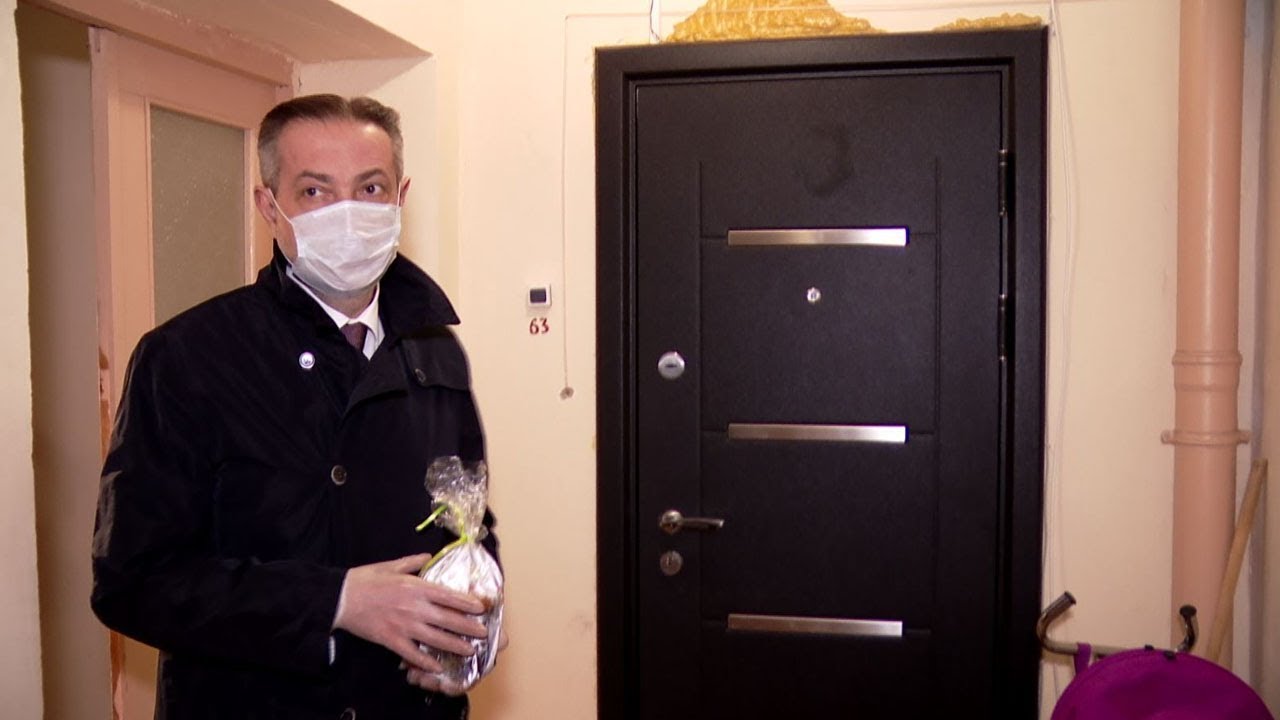 Ректор ТГТУ и волонтёры вуза подарили куличи жителям Тамбова - YouTube