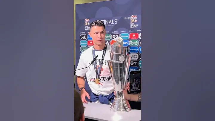 Bruno Fernandes brings the trophy to Cristiano Ronaldo during his interview!