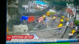 У Китаї місцеві врятували хлопчика, який випав з шостого поверху