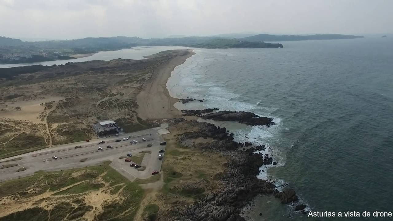 Playa de Valdearenas y Dunas de Liencres (Cantabria) a vista de drone