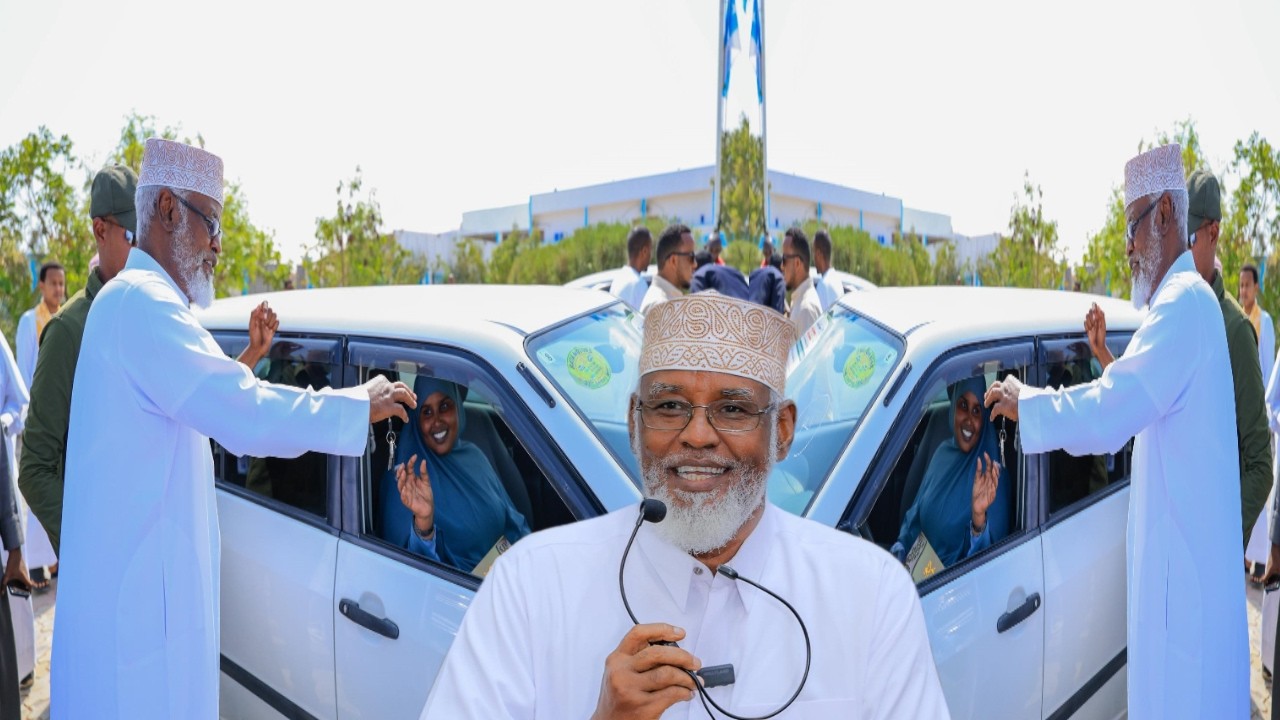 Axmed Madoobe oo gaadiid ku abaal mariyay Arday ku guuleeysatay Tartan Quraanka Kariimka.