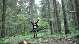 танец в лесу в кожаной юбке с  палкой