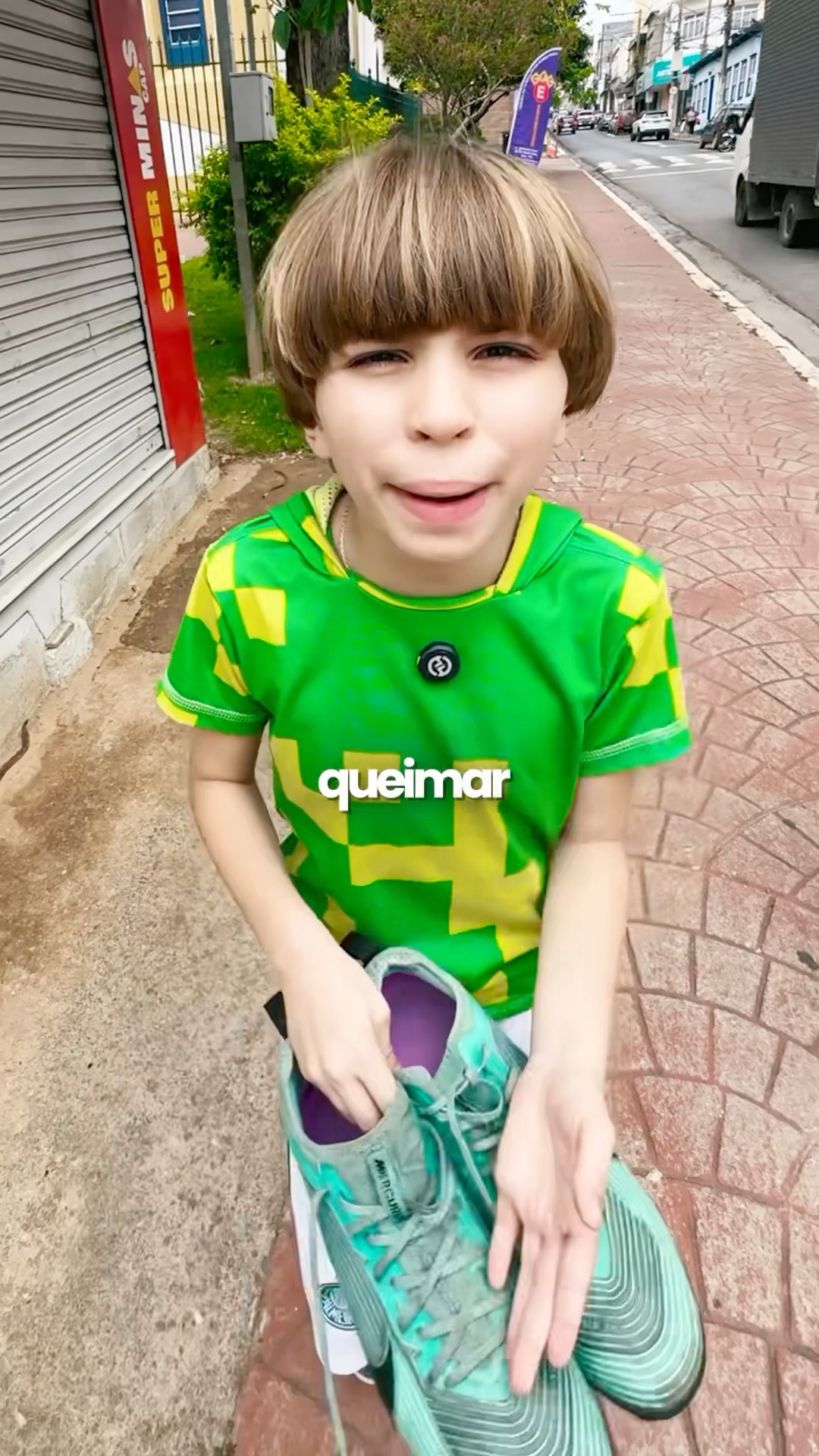 MEU IRMÃOZINHO QUEIMOU MINHA ÚNICA CHUTEIRA DE FUTEBOL! ?