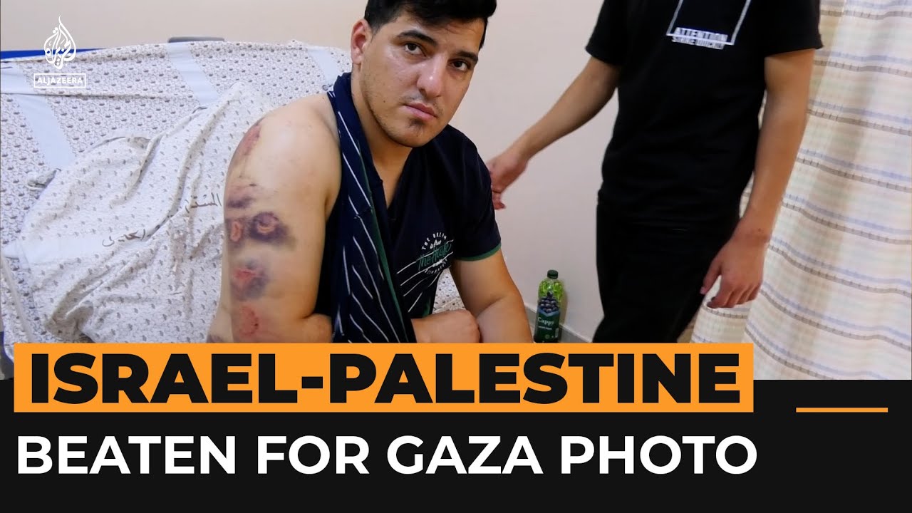 رجل فلسطيني يتعرض للضرب بعد أن عثرت القوات الإسرائيلية على صورة لغزة على هاتفه | قناة الجزيرة الإخبارية