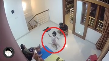 Seram..! Kaki Anak ini ditarik Hantu di depan Orang Tuanya