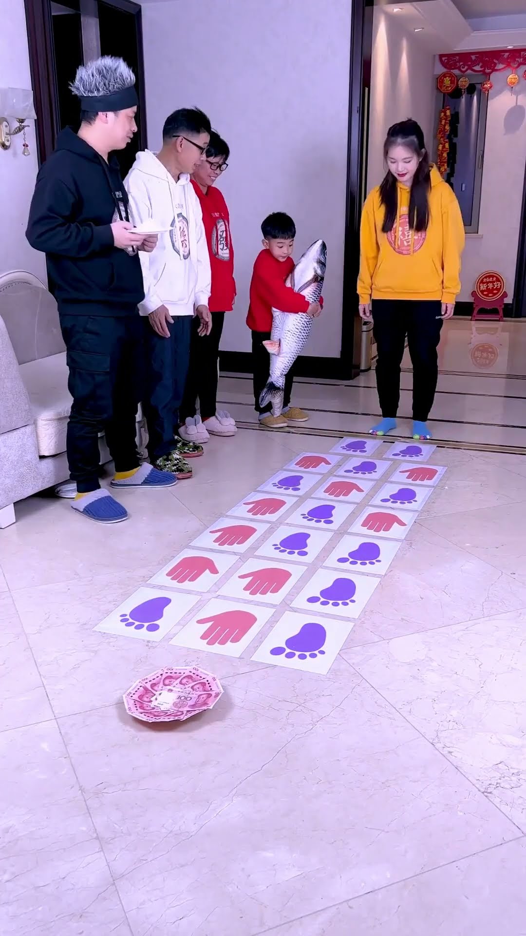 The Challenge Of Using Both Hands And Feet Is So Fun, Try It Now#Funnyfamily #Partygames #Challenge