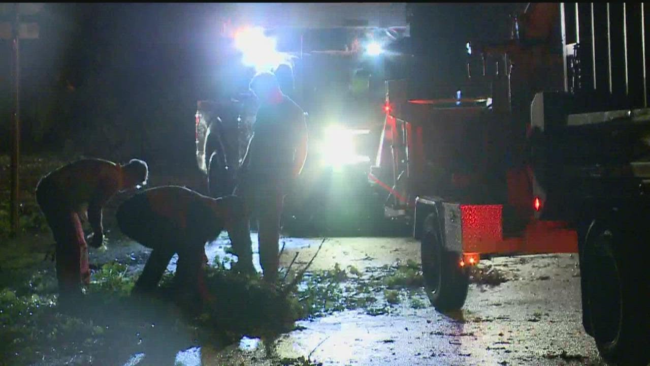Thousands without power as strong storms sweep through the metro - YouTube
