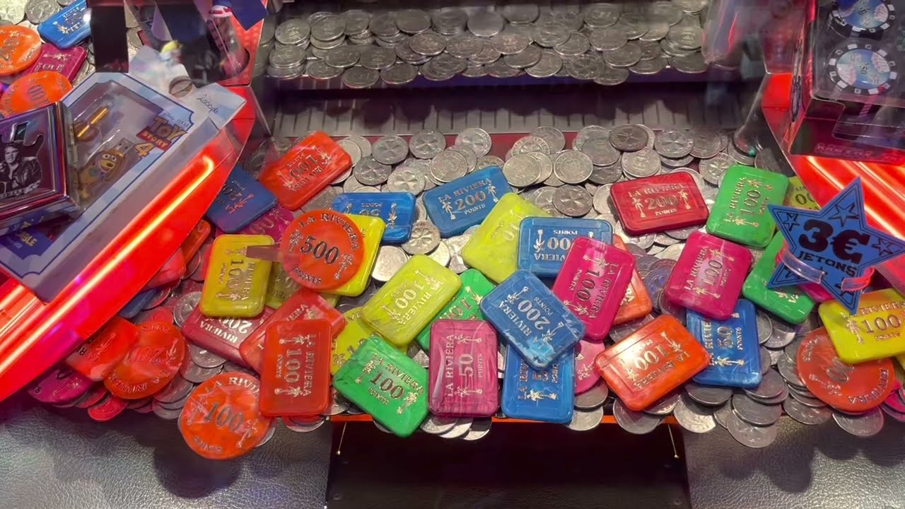 UNE PARTIE DE POUSSE PIÈCES AVEC LA BERNADETTE AU LUNA PARK !! FÊTE FORAINE INDOOR