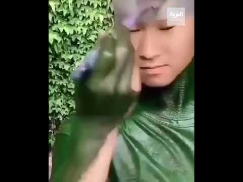 فنان صينى يحول جسمه إلى لوحة فنية تندمج مع الطبيعة وتختفي بين معالمها