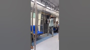 Delhi Metro m aap ka swagat h 😂😂 #funny #comedy #fun #shorts #fighting #metro #delhi #youtubeshorts