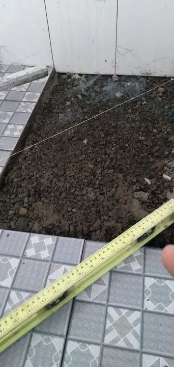 pasangan keramik lantai kamar mandi kemiringan 1m ketemu 1cm#shorts
