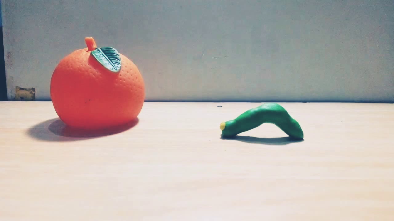 Here comes the Caterpillar - A simple Stop Motion animation with clay
