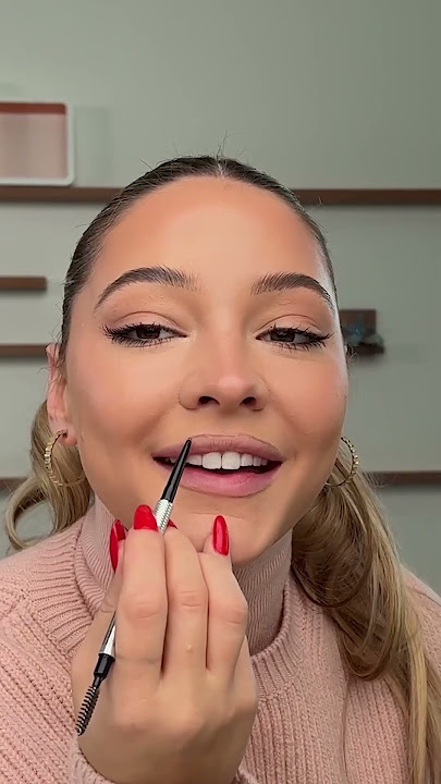 Madelyn Cline's Lip Contour Routine #makeup #contour