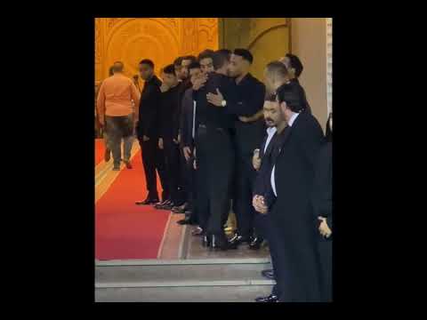 لحظة وداع مؤثرة العوضي يشارك محمد رمضان في عز اء والده العوضي محمد رمضان