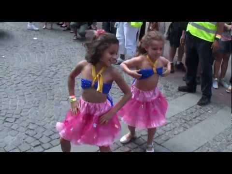 Copenhagen carnival 2011 (little girls dancing samba)