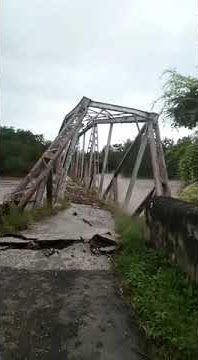 DETIK-DETIK JEMBATAN BENENAI RUNTUH DI TERJANG BANJIR,KABUPATEN MALAKA NTT