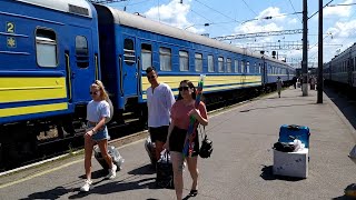 Потяг Генічеськ-Хмельницький прибуває в Хмельницький, трактор на пероні