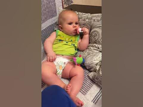 Малыш смешно сосет соску - YouTube