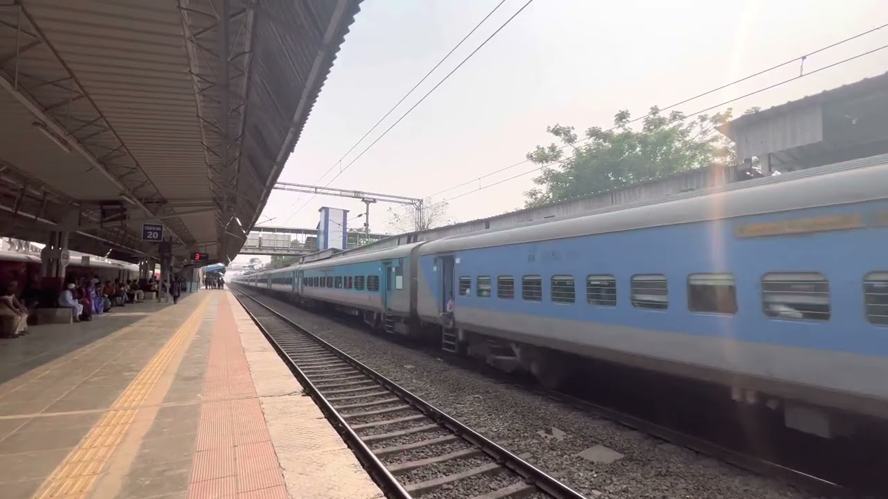 Sensational Overtake- BRC WAP5 HOG overtakes Vatva WAP4E