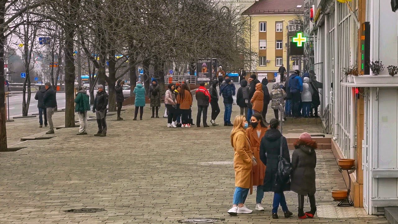 Украина обстановка на сегодня ютуб. Очереди Мариуполь. Обстановка в Мариуполе сегодня. Мариуполь обстановка в городе сегодня. Какая сейчас обстановка в Мариуполе.