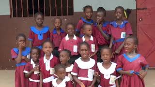 Gambia - Kinderen op School Zingen Een Liedje