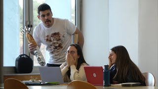 HABLANDO CON COMIDA EN LA CARA en la BIBLIOTECA 🍔 [Cámara Oculta]