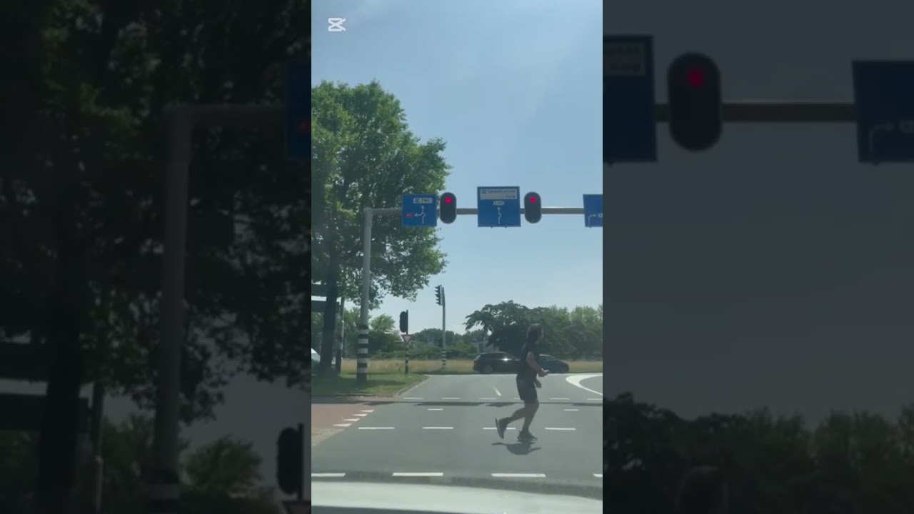 Rijden op de grote rotonde in Zaandam