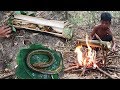 Survival Skills Wild Kid Catch and Cook Eel in Bamboo / Eating Delicious