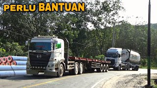 TRUK MERCY DAN HINO MUATAN BERAT, Truk trailer iso tank terjebak di tanjakan terpaksa di tarik