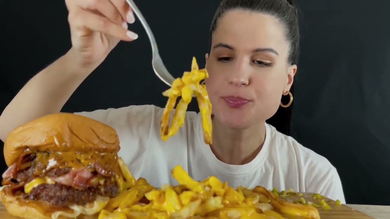 BIG JUICY BURGERS & CHEDDAR SAUCE FRIES | MUKBANG | ASMR