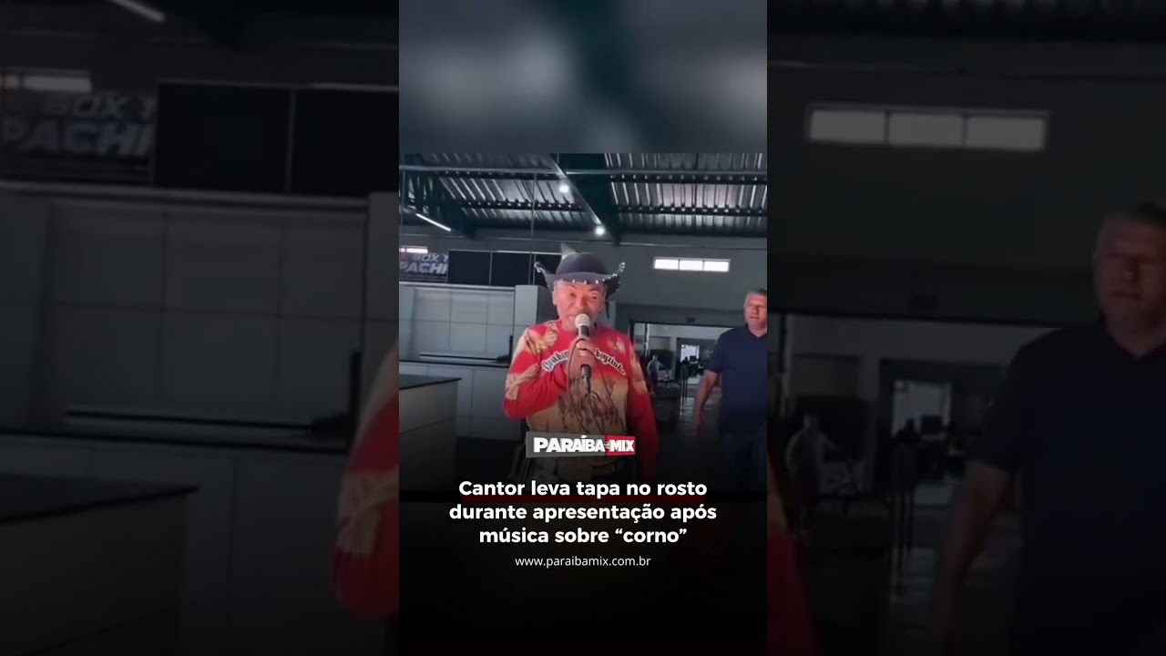 Cantor leva tapa no rosto durante apresentação após música sobre "corno"