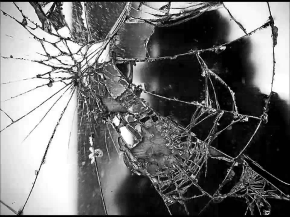 Великий разбить. Разбитое зеркало. Разбитые зеркала. Разбитое стекло. Треснутое зеркало.