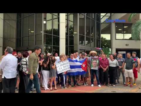 Cubanos en Miami protestan frente al consulado de España en Miami por la visita de los reyes a Cuba